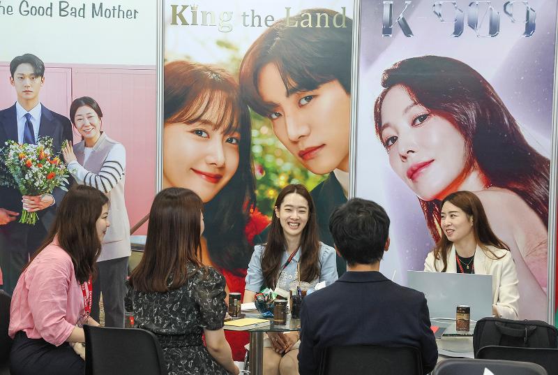 The Ministry of Culture, Sports and Tourism on June 5 announced plans to boost exports in domestic content and tourism with the goal of USD 25 billion in content exports such as games, videos and webtoons and 30 million foreign tourists by 2027. Shown are visitors engaged in a business consultation at this year's Busan Contents Market, Asia's largest of its kind that ran from May 30 to June 2, at Busan Exhibition and Convention Center aka BEXCO in Busan's Haeundae-gu District. 