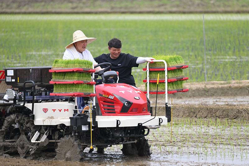 President Yoon Suk Yeol on June 7 rides a self-driving rice transplanter for rice planting led by Dream Farming Cooperative Corp. (unofficial translation) in Imcheon-myeon Township of Buyeo-gun County, Chungcheongnam-do Province.