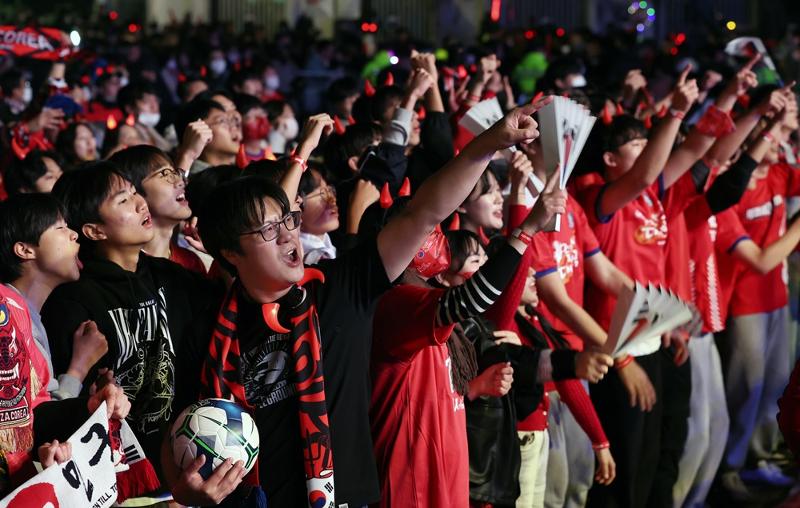 Members of the national soccer team's Red Devils cheering corps on Nov. 24, 2022, cheer for Korea at Gwanghwamun Square in Seoul's Jongno-gu District during the team's opening Group H game of the Qatar World Cup soccer finals. (Korea.net DB) 