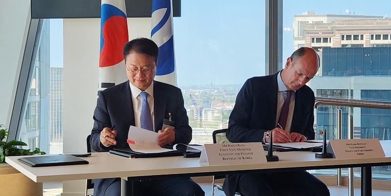 First Vice Minister of Economy and Finance Bang Kisun (left) and European Bank for Reconstruction and Development (EBRD) Vice President for Policy and Partnerships Mark Bowman on June 9 sign an agreement on Korea's donation to the EBRD fund High-impact Partnership on Climate Action at the bank's headquarters in London. (Ministry of Economy and Finance)