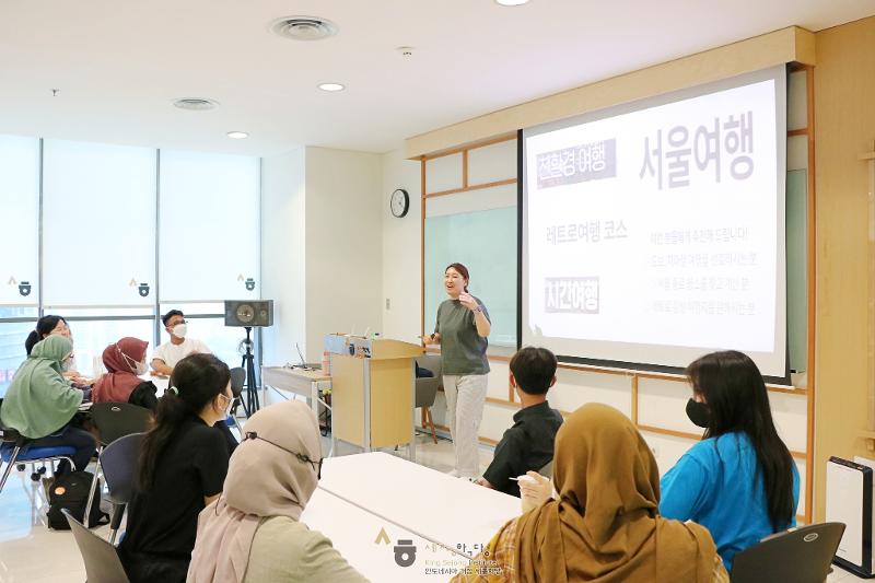 An instructor at King Sejong Institute Center Indonesia in Jakarta, Indonesia, on May 30 tells her students about tourism in Seoul. (Official Facebook page of King Sejong Institute Center Indonesia)