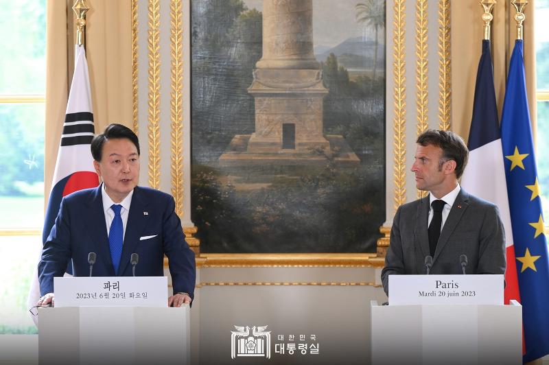 President Yoon Suk Yeol (left) speaks on June 20 at a joint news conference with French President Emmanuel Macron at the French presidential office Elysee Palace in Paris. (Office of the President) 