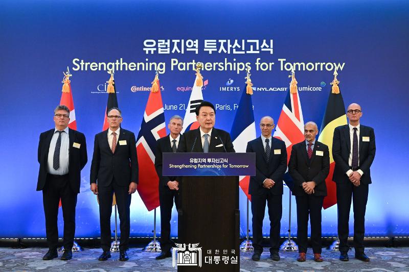 President Yoon Suk Yeol (center) on June 21 speaks at an investment forum with six European executives at a hotel in Paris. From left in the back row are Jakob Baruel Poulsen, managing partner and co-founder of CIP; Martin Kueppers, CEO of Continental Automotive Korea; Jon Erik Reinhardsen, chairman of Equinor's board of directors; Imerys CEO Alessandro Dazza; Nylacast CEO Mussa Mahomed; and Wouter Ghyoot, Umicore vice president for government affairs. 