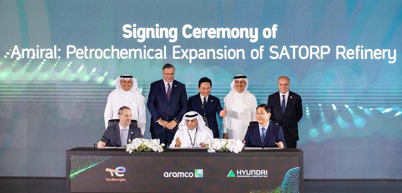 Minister of Land, Infrastructure and Transport Won Hee-ryong (third from left in second row), (from right to left in front row) Hyundai Engineering and Construction CEO Yoon Young-Joon, Aramco Senior Vice President Abdulkarim Al Ghamdi and Total Energies Senior Vice President Francois Good on June 25 attend the signing ceremony for the Amiral project at Aramco headquarters in Dhahran, Saudi Arabia. (Hyundai E&C)