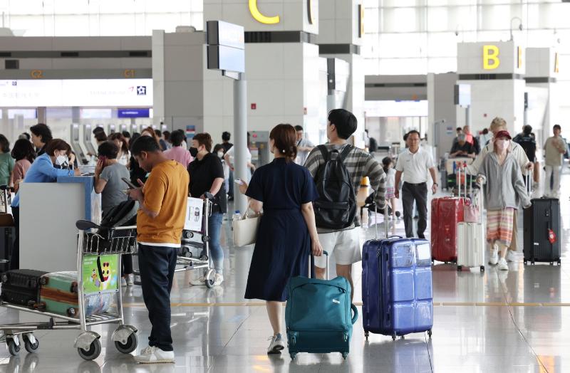 The Ministry of Justice from July 3 will extend the validity of the Korea Electronic Travel Authorization from two years to three. Shown are passengers on June 6 at Terminal 1 of Incheon International Airport. (Yonhap News)