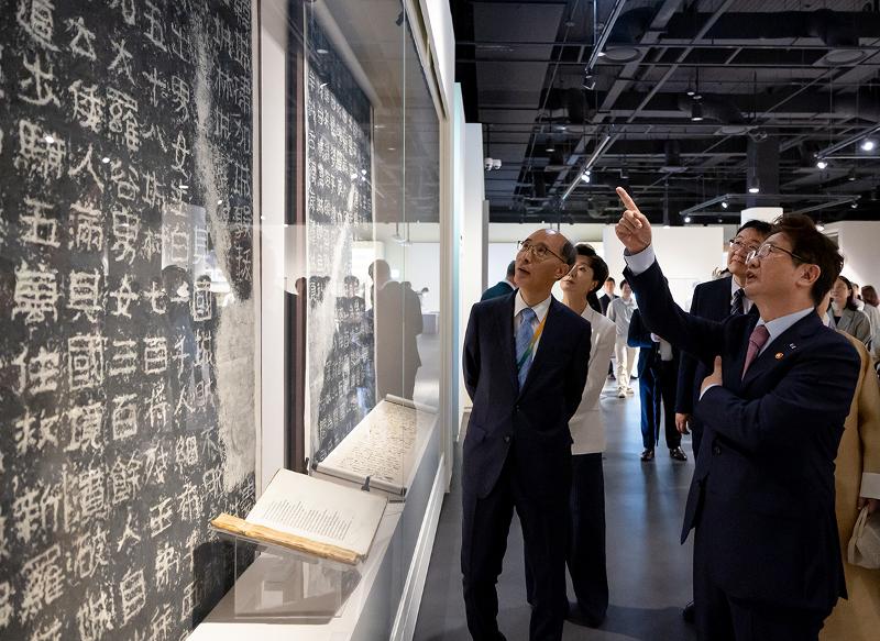 Minister of Culture, Sports and Tourism Park Bo Gyoon (right) on June 29 looks at an exhibit after attending the opening ceremony of the National Museum of World Writing Systems in Songdo International Business District of Incheon's Yeonsu-gu District. (Kim Sunjoo) 