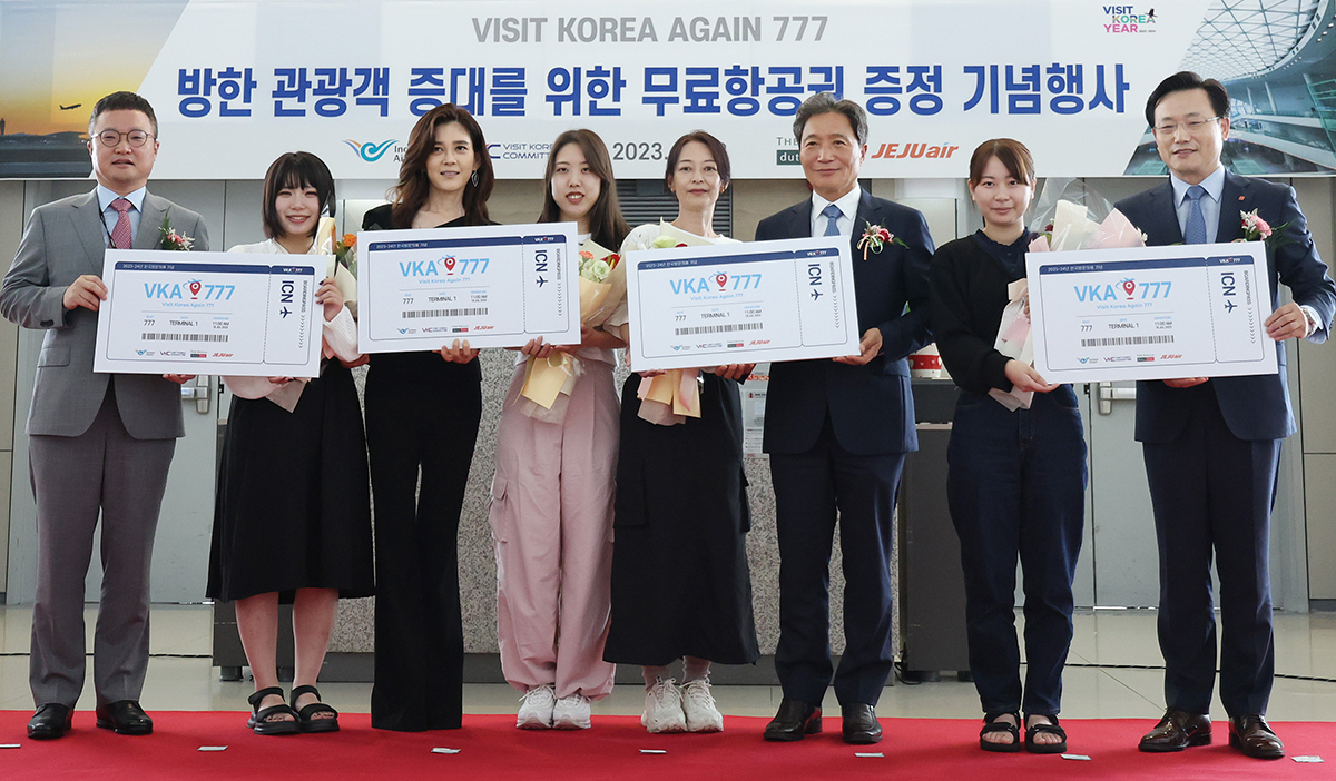 Visit Korea Committee Chairperson Lee Boo-jin (third from left) and Incheon International Airport Corp. CEO Lee Hak-jae (third from right) on July 18 pose for photos with Japanese passengers who won free airline tickets at an event for the Visit Korea Again 777 campaign, which promotes repeated trips to the nation, at Terminal 1 of Incheon International Airport. 