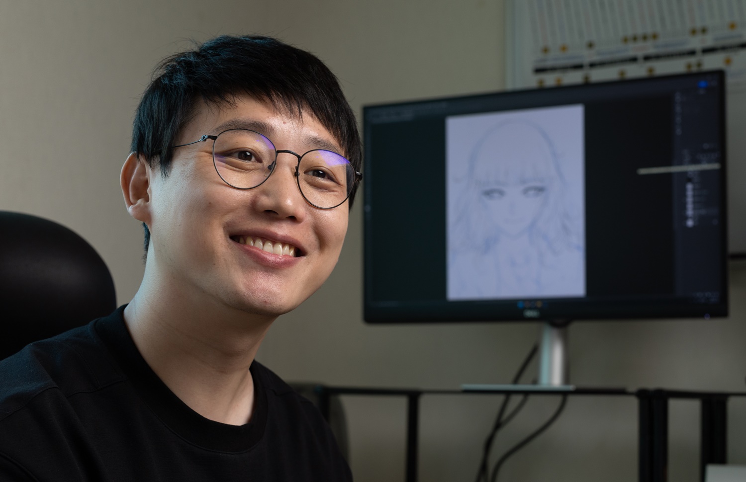 Webtoon artist and writer Hwang Junho on July 7 gives an interview to Korea.net at his office in Seoul's Yongsan-gu District. (Lee Jun Young) 