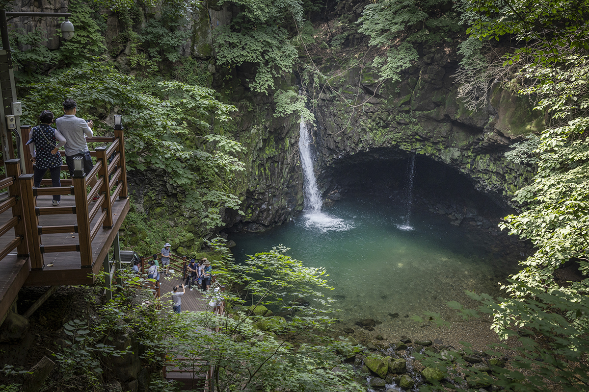 Tourists on July 31 escape the heat at Bidulginang Pokpo Falls Falls within Hantangang River Geopark in Pocheon, Gyeonggi-do Province.
