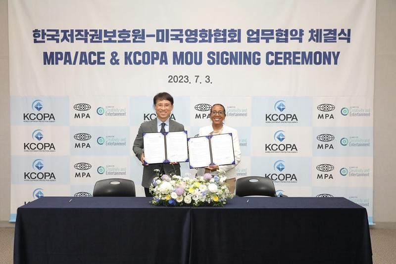 Korea Copyright Protection Agency President Park Jung Youl (left) and Karyn Temple, senior executive vice president and global general counsel for the Motion Picture Association of the U.S., on July 3 take a photo after signing a memorandum of understanding on cooperation in copyright protection at a ceremony held at the National Museum of Korea in Seoul's Yongsan-gu District. 