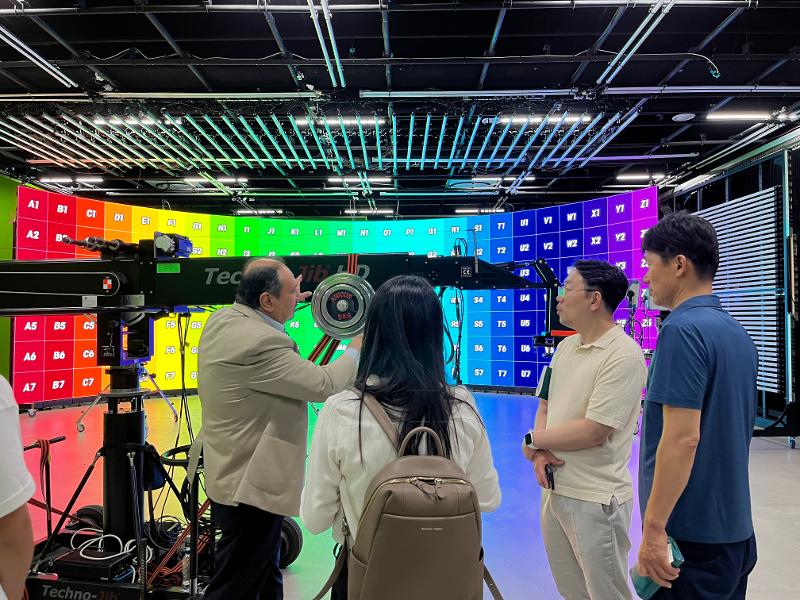 Ibrahim Hisham (left), vice president of the Academy of Arts in Egypt, on June 19 discusses shooting facilities and technology with staff at Busan Cinema Studios in Busan's Haeundae-gu District. (KOCIS) 