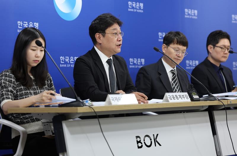 Lee Dong-won, head of the Bank of Korea's section on financial statistics, on July 7 gives a briefing on the nation's international balance of payments in May. (Yonhap News)