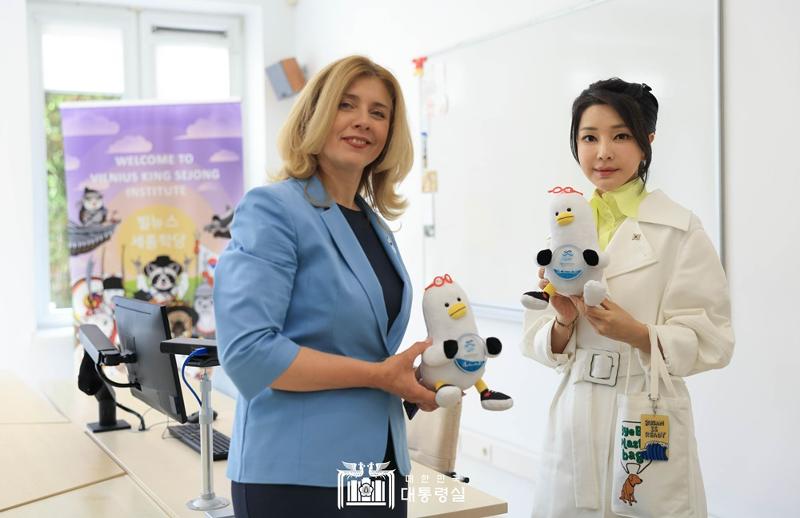 First lady Kim Keon Hee (right) and Mykolas Romeris University Rector (President) Inga Zaleniene on July 11 hold dolls of the seagull Boogi, the official mascot of Busan's bid for the 2030 World Expo.