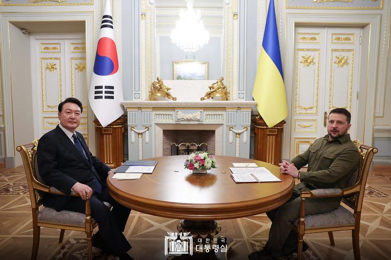 President Yoon Suk Yeol (left) and Ukrainian President Volodymyr Zelenskyy on July 15 hold summit talks at the Mariinsky Palace, the official presidential residence, in the Ukrainian capital of Kyiv. 