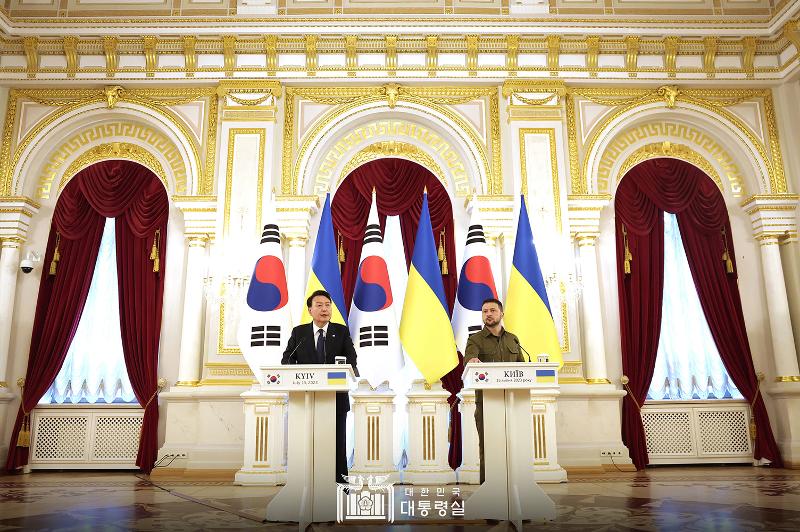 President Yoon Suk Yeol (left) and Ukrainian President Volodymyr Zelenskyy on July 15 speak at a joint news conference after holding summit talks at the Mariinsky Palace, the official presidential residence, in the Ukrainian capital of Kyiv. 