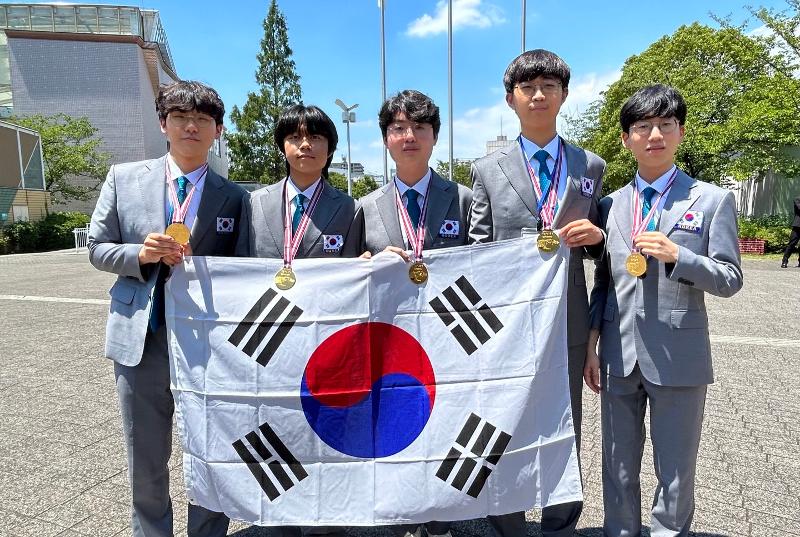 A team of five high school students has won this year's International Physics Olympiad in Tokyo, Japan, with every member winning a gold medal. From left are Seoul Science High School seniors Lee Hyunchae, Suh Kyumin, Noh Ian and Lee Junsuh and Gyeonggi Science High School senior Han Jongyoon. (Ministry of Science and ICT) 