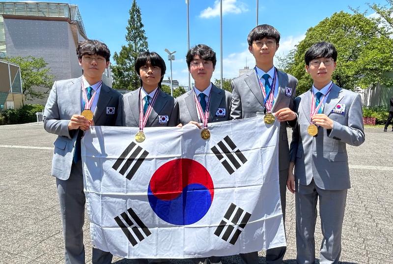 U.S. Team Tied for First at World Youth Olympiad
