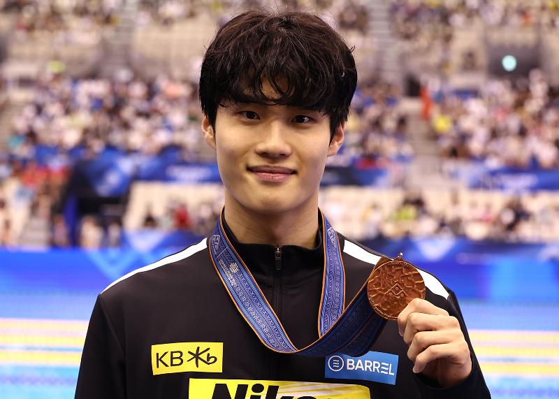 Hwang Sun-woo poses for photos on July 25 after the medal ceremony at the World Aquatics Championships at Marine Messe Fukuoka Hall A, Fukuoka, Japan. He won bronze in the final of the men's 200-m freestyle that day. (Yonhap News) 