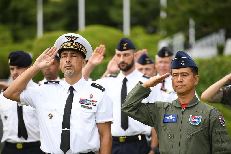 Brigadier General Ju Sunggyu (right), commander of the 5th Air Mobility Wing of the Republic of Korea Air Force and Brigadier General Marc Le Bouy, commander of the French Air and Space Force's 'PEGASE 23,' pay tribute on July 25 at the monument for French soldiers who fought in the Korean War, at the U.N. Memorial Cemetery in the Nam-gu District of Busan. (Republic of Korea Air Force's official Facebook) 