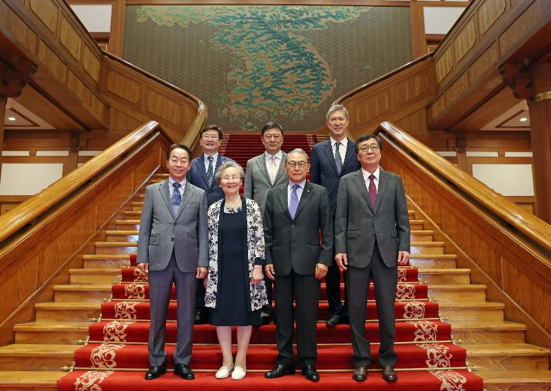 Six relatives of former presidents and Minister of Culture, Sports and Tourism Park Bo Gyoon (left in second row) on June 29 take a group photo at the main building of Cheong Wa Dae in Seoul. Clockwise from left in the back row are Minister Park; Park Ji-man, CEO of the chemical manufacturer EG Corp.; Roh Jae-heon, director of the East Asia Culture Center; Kim Hong-eop, chairman of the Kim Dae-jung Peace Center; Yun Sang-koo, CEO of the architectural materials trading and engineering company Dongsuh Corp.; Cho Hye-ja, daughter-in-law of the country's first leader Syngman Rhee; and Kim Hyun-chul, director of the Kim Young-sam Memorial Foundation. 