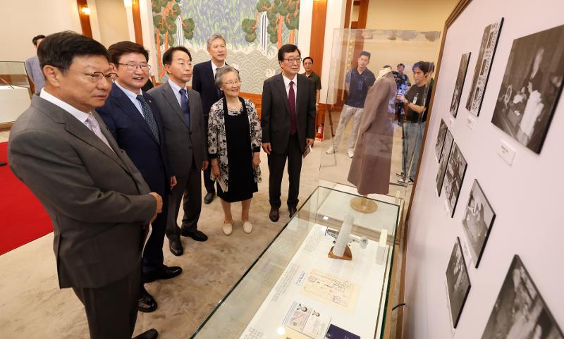 Six relatives of former presidents on June 29 look around at the exhibition 