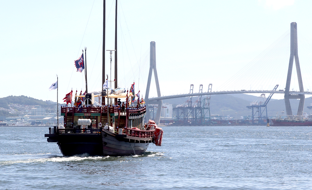 A replica of the Joseon Dynasty vessel Joseon Tongsinsa on the morning of Aug. 1 departs for Japan from the Coastal Passenger Terminal of the Port of Busan in the southern city's Jung-gu District.