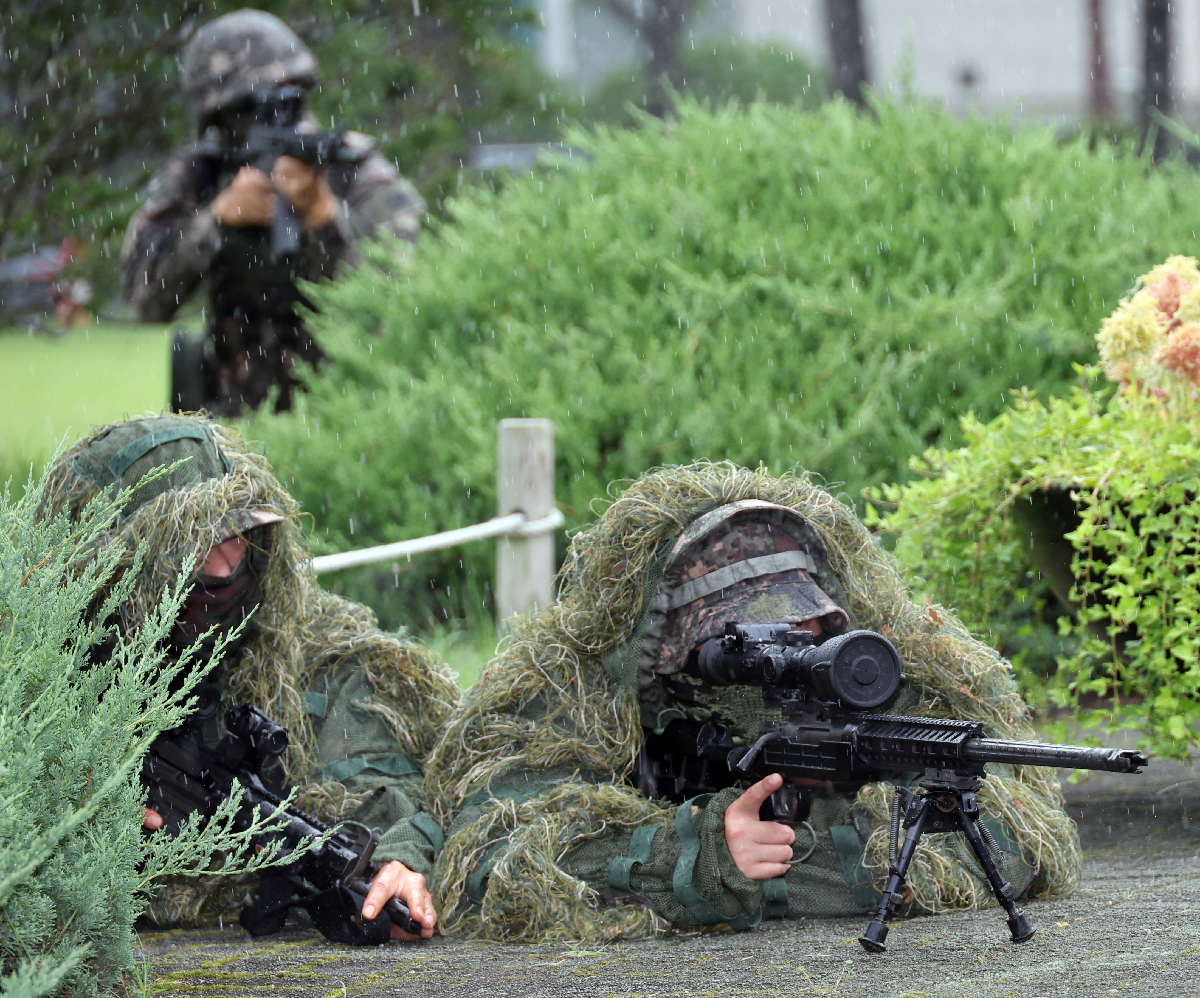 On the opening day of the Ulchi civil defense exercise, troops on Aug. 21 engage in a counter-terrorism drill at the National Assembly in the Yeouido neighborhood Seoul. A pan-government measure to prepare for a national emergency, the maneuvers will run nationwide through Aug. 24.
