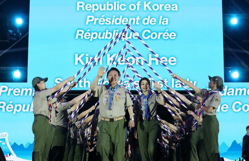 President Yoon Suk Yeol (second from left in front row) and first lady Kim Keon Hee (third from left in front row) on the afternoon of Aug. 2 enter the opening ceremony of the 25th World Scout Jamboree in Saemangeum, an estuarine tidal flat in Buan-gun County, Jeollabuk-do Province. (Yonhap News) 