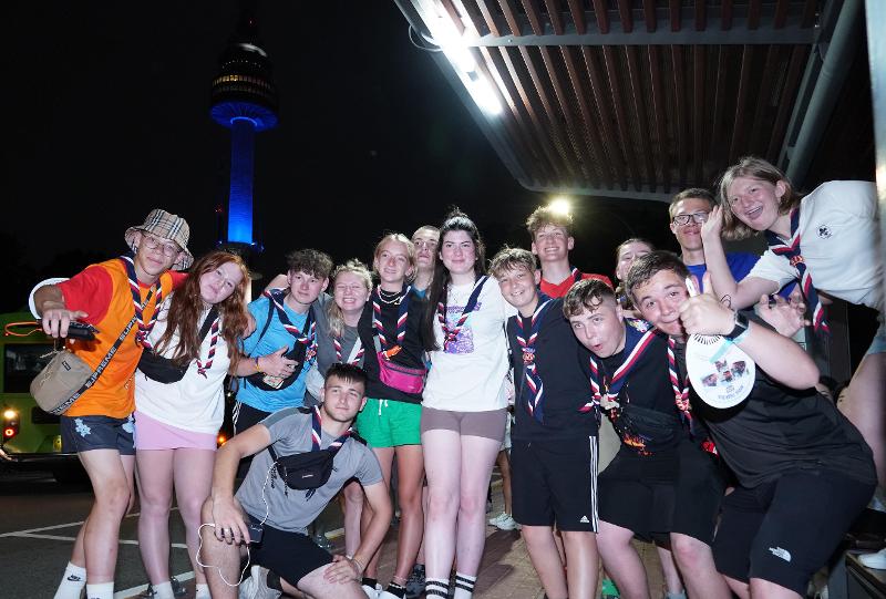British scouts who withdrew from the 25th World Scout Jamboree in Korea due to the heat on Aug. 6 take a group photo in front of the N Seoul Tower in Seoul's Yongsan-gu District.