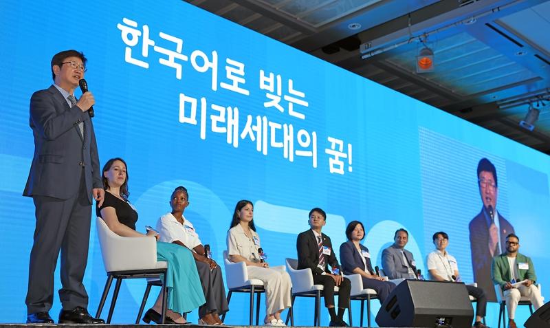 Minister of Culture, Sports and Tourism Park Bo Gyoon (left) on Aug. 7 gives a speech at a talk concert under the theme 