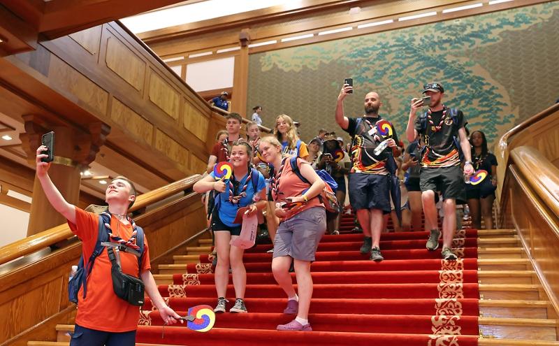 British scouts attending the 25th World Scout Jamboree in Korea on the afternoon of Aug. 8 pose for photos inside the main building of Cheong Wa Dae in Seoul's Jongno-gu District.