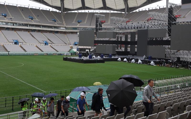 Staff from related government ministries on the rainy afternoon of Aug. 10 inspect the venue for a K-pop concert the next day at Seoul World Cup Stadium in Seoul's Mapo-gu District to follow the closing ceremony of the 25th World Scout Jamboree in Korea. (Yonhap News) 