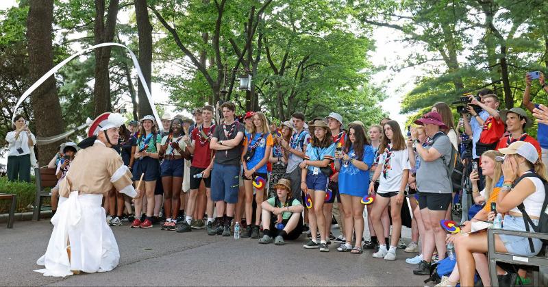 British scouts in Korea for the 25th World Scout Jamboree on Aug. 8 watch a cultural performance by the National Jeongdong Theater of Korea's Jeongdong Theater Arts Group at the garden of Cheong Wa Dae in Seoul. 