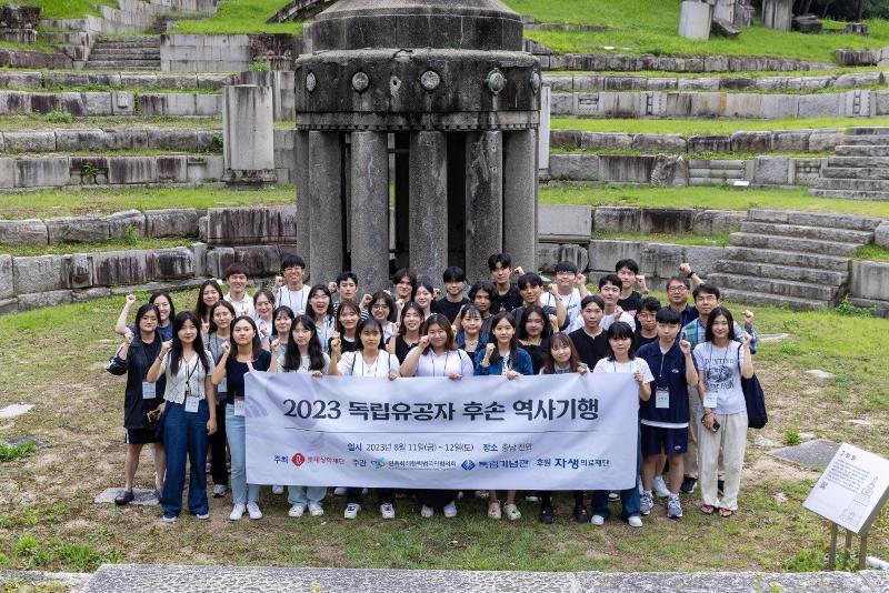 Participants in a history tour for descendants of Korean independence activists on Aug. 11 take a group photo at the park of the Independence Hall of Korea in Cheonan, Chungcheongnam-do Province. The park exhibits the remains of the Japanese Government-General Building that was torn down from central Seoul from 1995. (Korean Council for Reconciliation and Cooperation). 