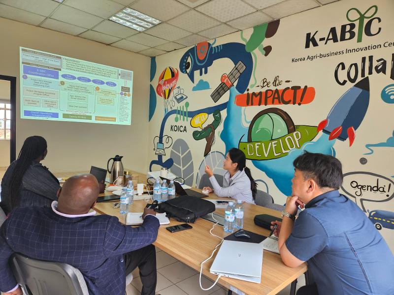 The Korea International Cooperation Agency on Aug. 21 gives a presentation on its project to raise youth participation in Ugandan agriculture at the Korea Agri-Business Innovation Center in the African country's capital of Kampala.