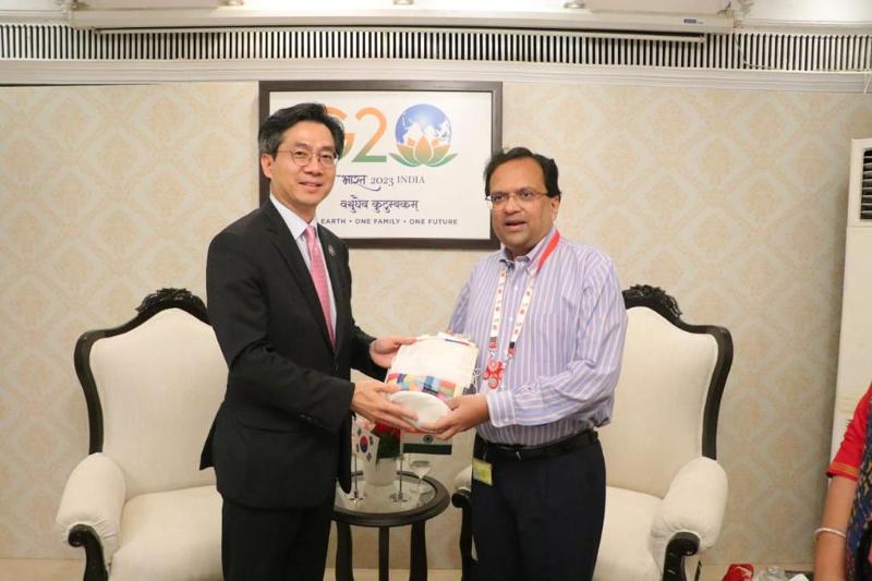 Deputy Minister of Culture, Sports and Tourism for Culture and Arts Policy Yu Byungchae (left) on Aug. 26 attends a meeting with Indian Ministry of Culture Secretary Shri Govind Mohan after the G20 culture ministers' meeting in Varanasi, India, on expanding bilateral cultural exchanges.