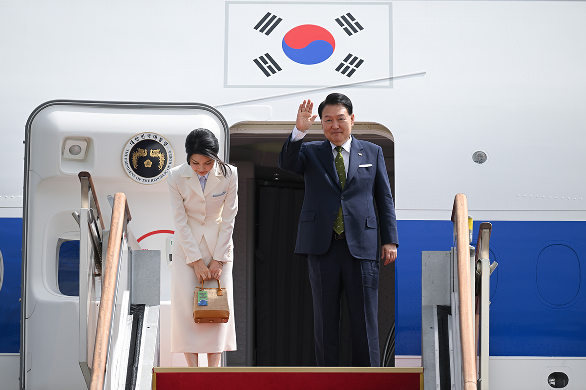 President Yoon Suk Yeol and first lady Kim Keon Hee on Sept. 5 bid farewell before boarding the presidential plane Code One at Seoul Air Base in Seongnam, Gyeonggi-do Province, for their visits to Indonesia to attend events of the Association of Southeast Asian Nations and India for the Group of 20 Summit.
