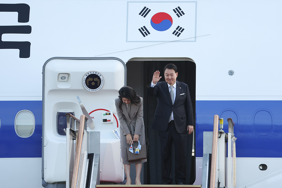 윤석열 대통령과 김건희 여사가 제78차 유엔(UN)총회 참석차 미국 뉴욕을 방문하기 위해 18일 경기 성남 서울공항에서 공군 1호기에 올라 인사하고 있다.