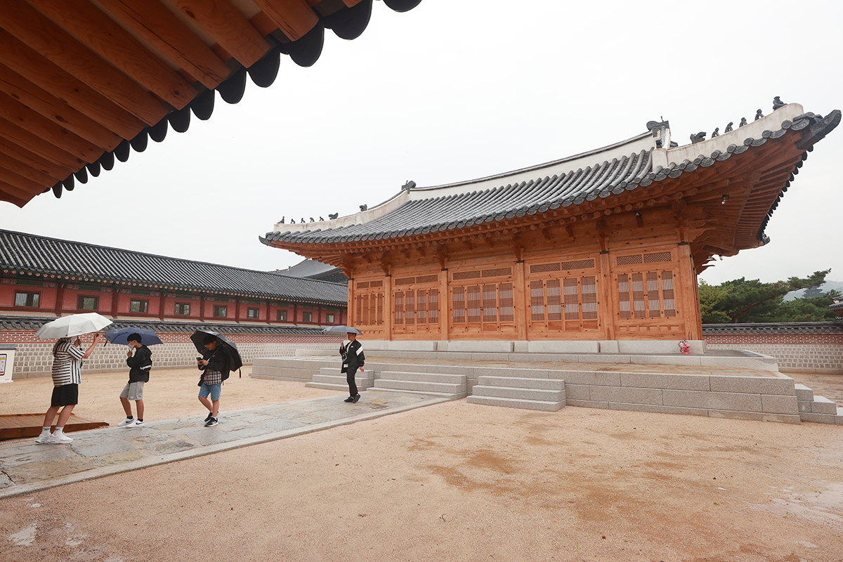 Visitors on Sept. 20 look around Gyejodang, a building symbolizing the royal succession of the Joseon Dynasty and where crown princes tended to national affairs, at Gyeongbokgung Palace in Seoul's Jongno-gu District. Demolished by the Japanese colonial government in 1910, the facility was opened to the public for the first time in about 110 years after undergoing restoration.