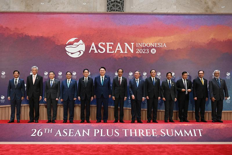 President Yoon Suk Yeol (sixth from left) on Sept. 6 poses for a commemorative photo with Southeast Asian heads of state as well as the leaders of China and Japan at the 26th ASEAN Plus Three Summit held at Jakarta Convention Center in Jakarta, Indonesia. (Kang Min-seok from Presidential Security Service) 