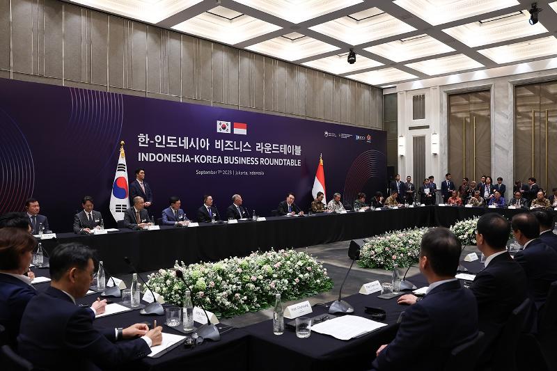 Presiden Yoon Suk-yeol pada 7 September menghadiri pertemuan meja bundar bisnis bilateral di sebuah hotel di Jakarta, Indonesia.  Di sana ia menandatangani 16 nota kesepahaman.  (Jeon Han)