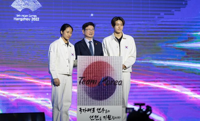 Minister of Culture, Sports and Tourism Park Bo Gyoon (middle) on Sept. 12 takes a photo with badminton player An Se Young (left), who is also national team captain, and swimmer Kim Woo-min at Olympic Hall of Olympic Park in Seoul's Songpa-gu District. 