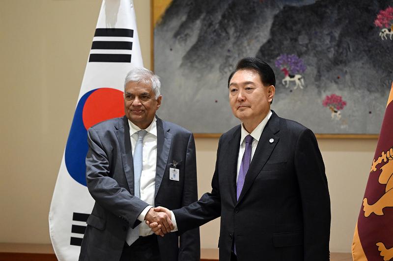 President Yoon Suk Yeol (right) and Sri Lankan President Ranil Wickremesinghe on Sept. 18 exchange a handshake at their bilateral summit in New York on the sidelines of the 78th United Nations General Assembly. . 