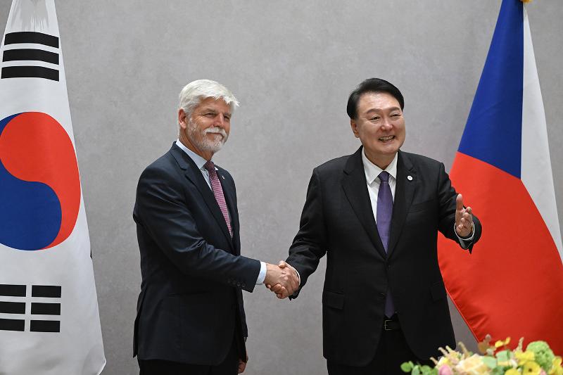 President Yoon Suk Yeol (right) and Czech President Petr Pavel on Sept. 18 pose for photos at their summit in New York on the sidelines of the 78th U.N. General Assembly. 