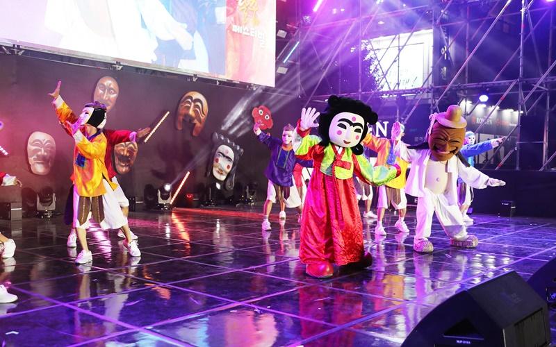 This is a scene from the opening ceremony of last year's Andong International Maskdance Festival on Sept. 30, 2022, in Andong, Gyeongsangbuk-do Province. (Festival's official website)
