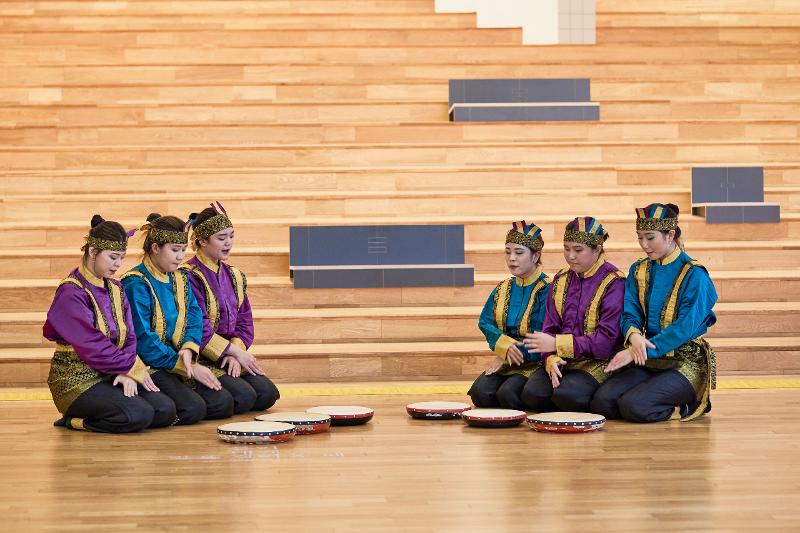 A troupe from the Kyungsung Indonesian Traditional Dance Association of Kyungsung University in Busan on Sept. 17 performs the Indonesian dance saman at the lobby of the Asia Culture Center Theater in Gwangju's Dong-gu District.