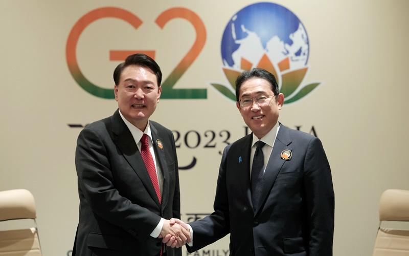 President Yoon Suk Yeol (left) and Japanese Prime Minister Fumio Kishida on Sept. 10 shake hands for cameras at their bilateral talks on the sidelines of the Group of 20 economies summit in New Delhi, India. (Kim Yong Wii from Office of the President) 