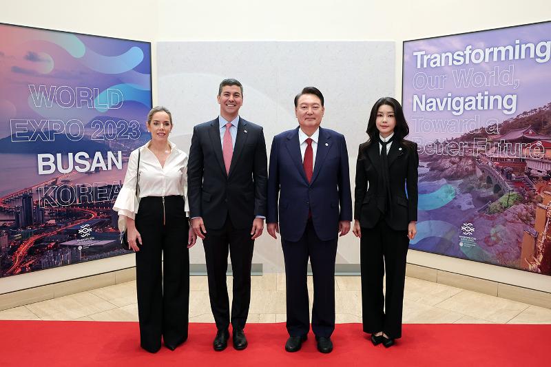President Yoon Suk Yeol (second from right) and first lady Kim Keon Hee on Sept. 21 pose for photos with Paraguayan President Santiago Pena and his wife Leticia Ocampos at their luncheon in New York on the sidelines of the 78th United Nations General Assembly. 