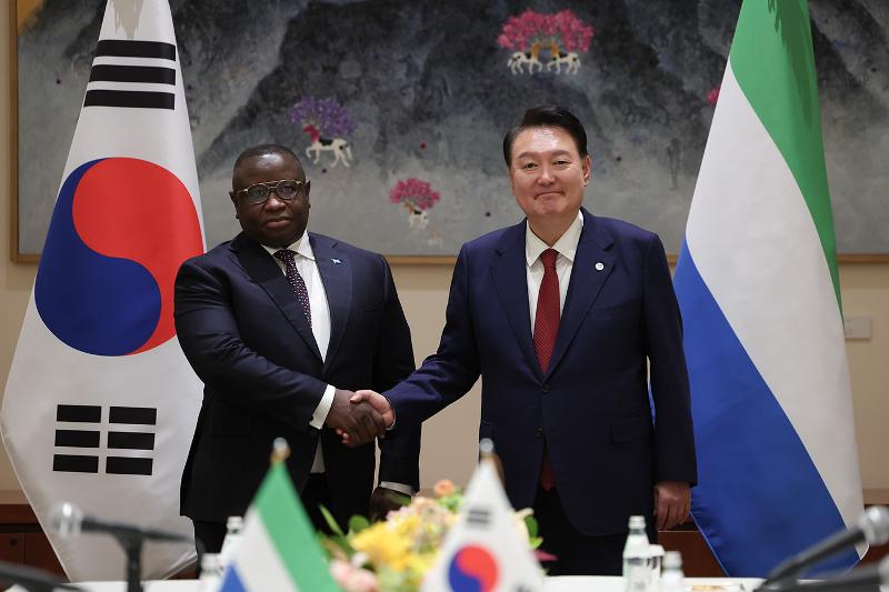 President Yoon Suk Yeol (right) on Sept. 21 shakes hands with Sierra Leonean President Julius Maada Bio at their bilateral summit in New York on the sidelines of the 78th U.N. General Assembly. 