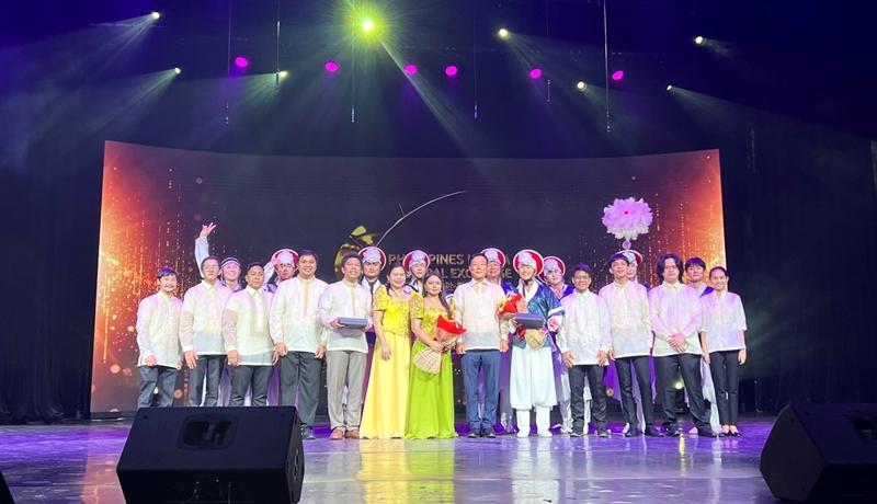 Performers in the 31st annual Korea-Philippines Cultural Exchange Festival pose for a group photo.